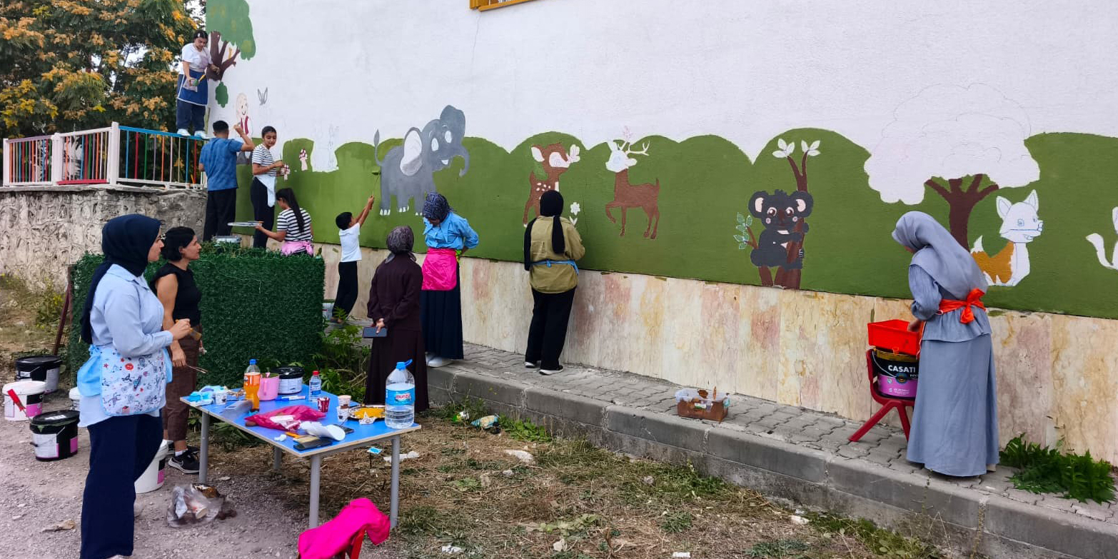 Anaokulunun duvarları öğretmen ve öğrencilerin resimleriyle renklendi