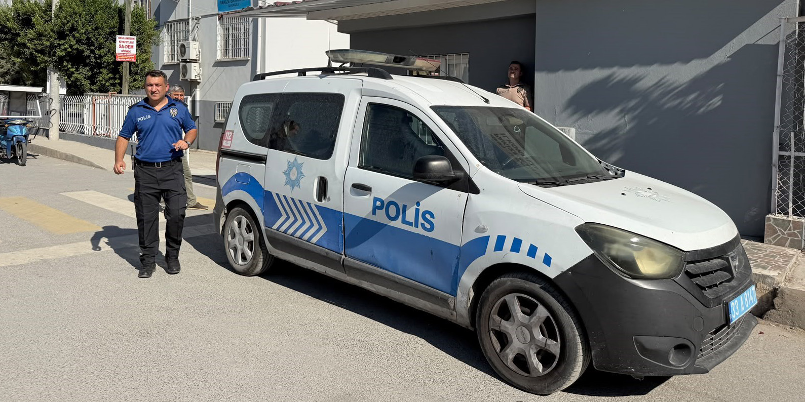 Tarsus'ta 1. sınıf öğrencisinin çantasından tabanca çıktı