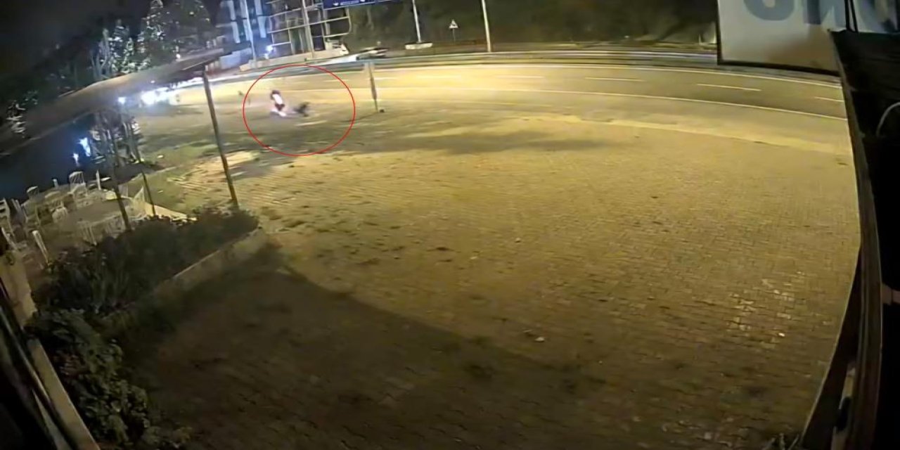 Motosiklet sürücüsü trafik levhasına çarptı