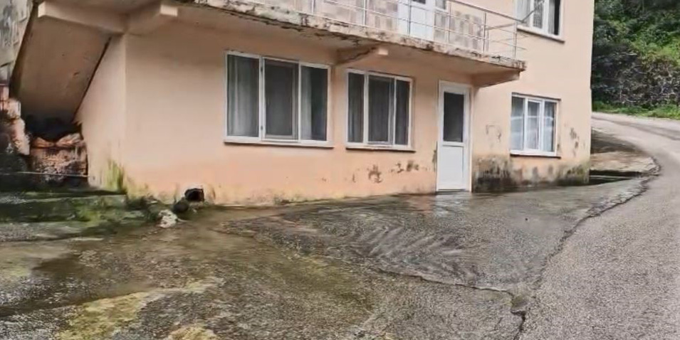 Artvin’de iki katlı evin altından çıkan su görenleri şaşkına çeviriyor