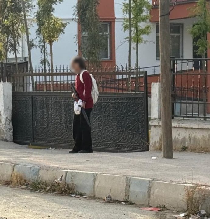 Elinde silahla okula gelen öğrenci böyle görüntülendi