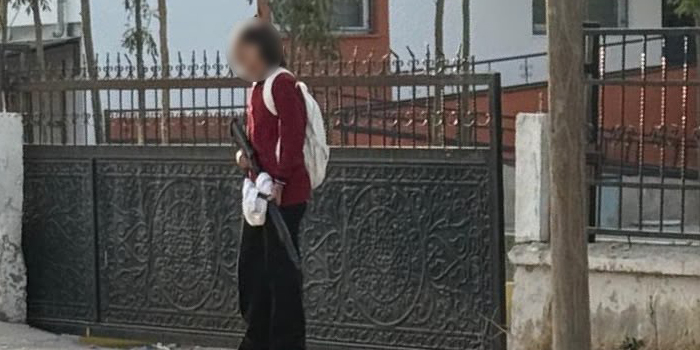 Elinde silahla okula gelen öğrenci böyle görüntülendi