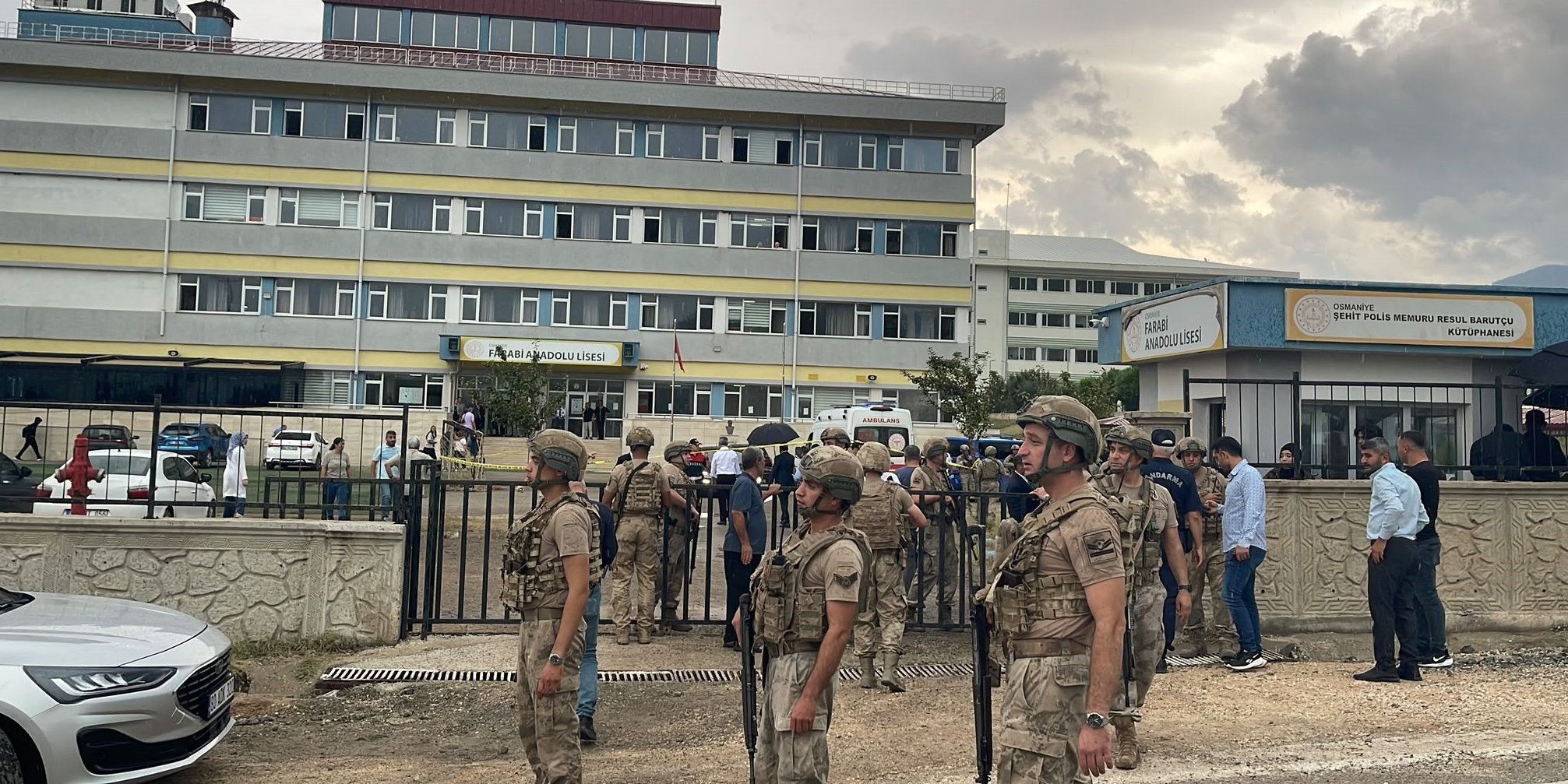 Lisede korku dolu anlar: Silahla vurulan öğretmen öldü