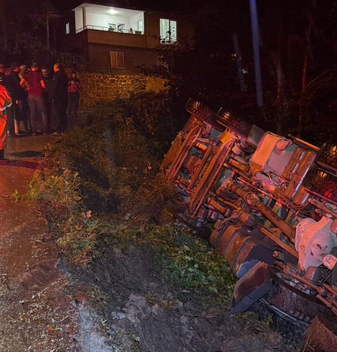 Artvin'de kamyon dere yatağına devrildi: 1 yaralı
