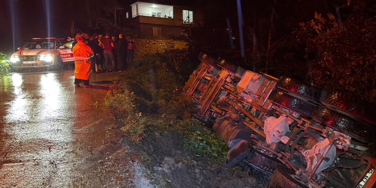 Artvin'de kamyon dere yatağına devrildi: 1 yaralı