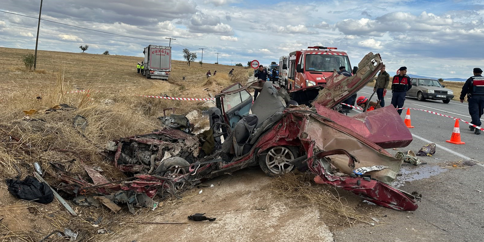 Uşak'ta kamyon ile otomobil çarpıştı: 3 ölü, 1 yaralı
