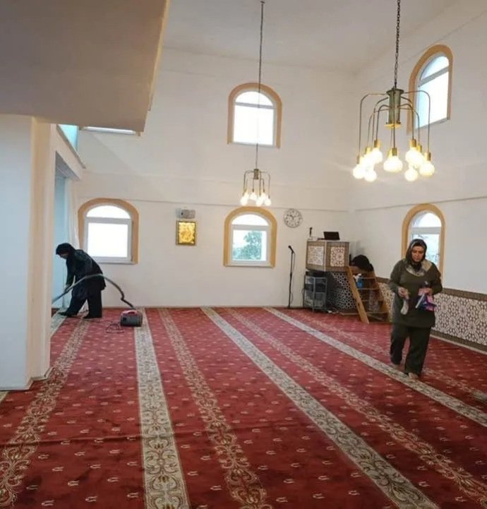 Kadınlardan imece usulü cami temizliği