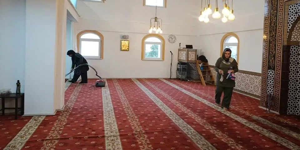Kadınlardan imece usulü cami temizliği