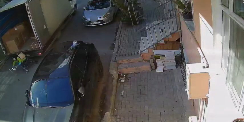 Avcılar’da feci kaza, kamyonetin altında kalan kadın hayatını kaybetti