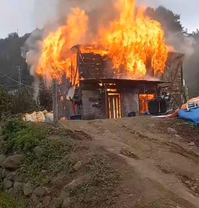 Ev yangınını gözyaşlarıyla izlediler