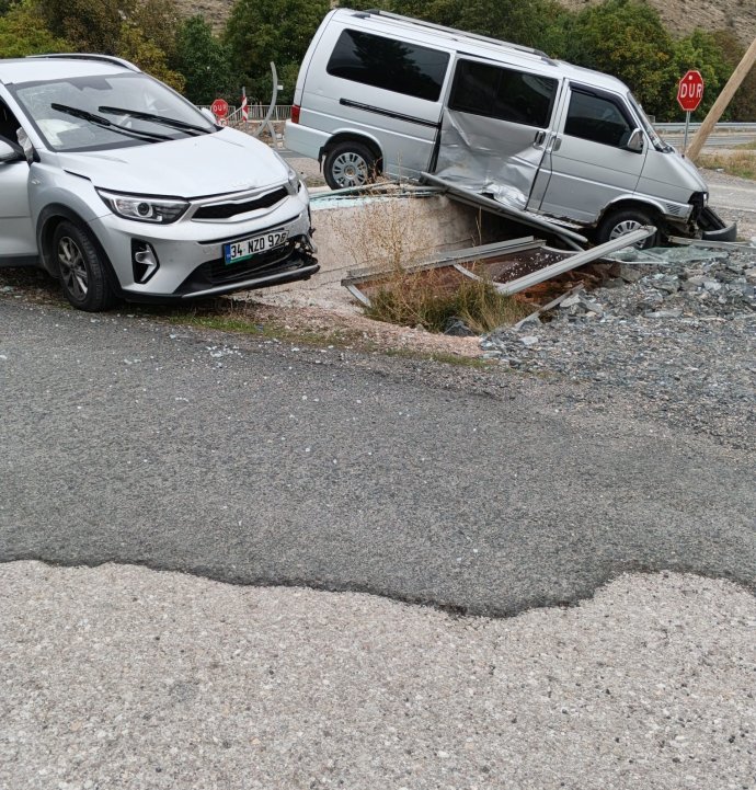 Gümüşhane’de minibüs ile otomobil çarpıştı: 4 yaralı
