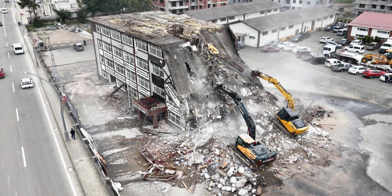 Rize İl Özel İdaresi'nin Riskli Binalarında Yıkım Başladı