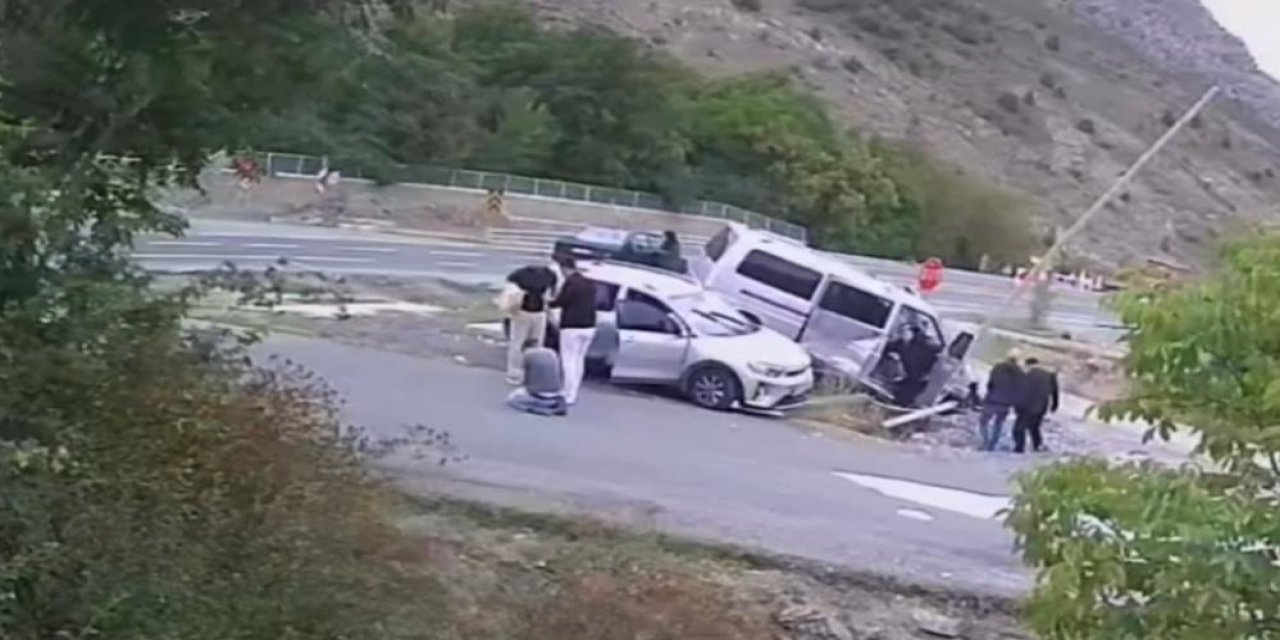 İki aracın arasında kalan kadının ölümden kıl payı kurtulduğu kaza anı kamerada