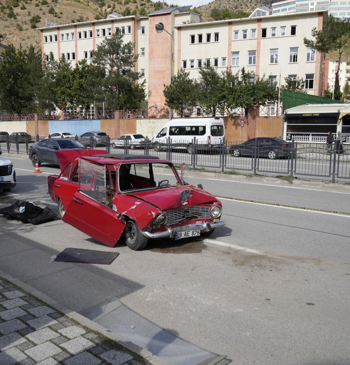 Gümüşhane'de otomobil durakta bekleyen otobüse çarptı: 2 yaralı