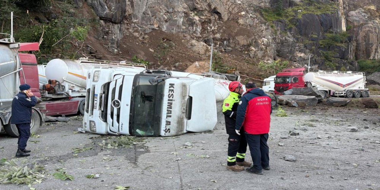 Hopa'da TIR parkında heyelan: 1 ölü