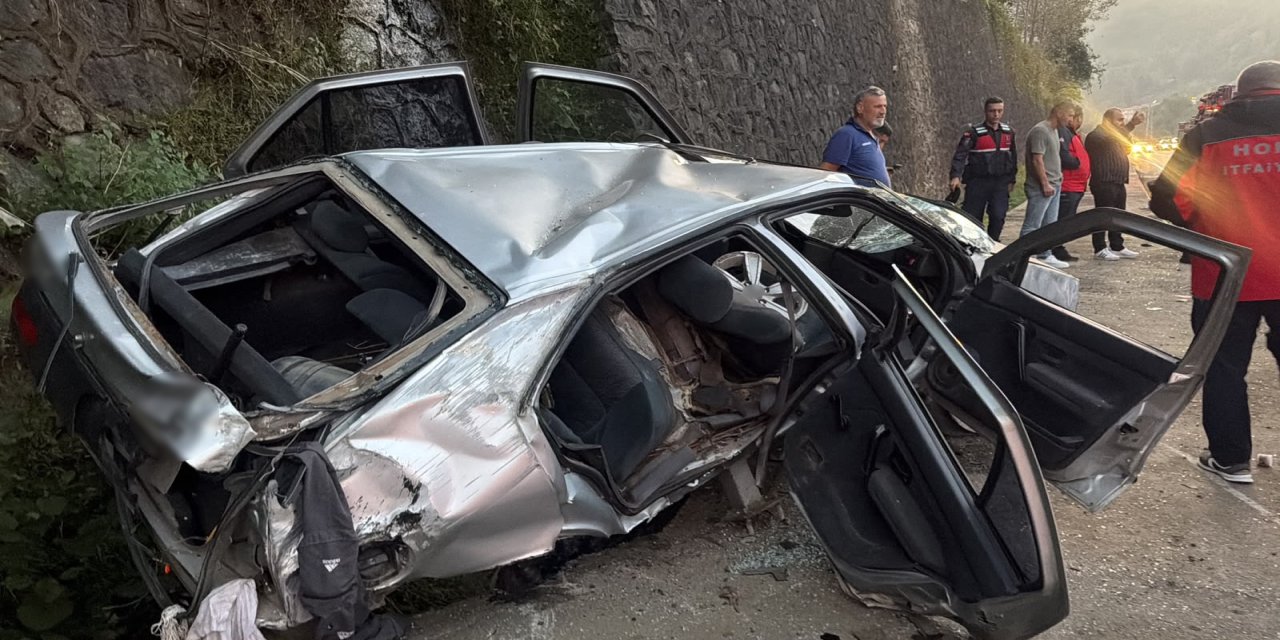 Rize plakalı otomobil cenaze dönüşü kaza yaptı: 2 yaralı