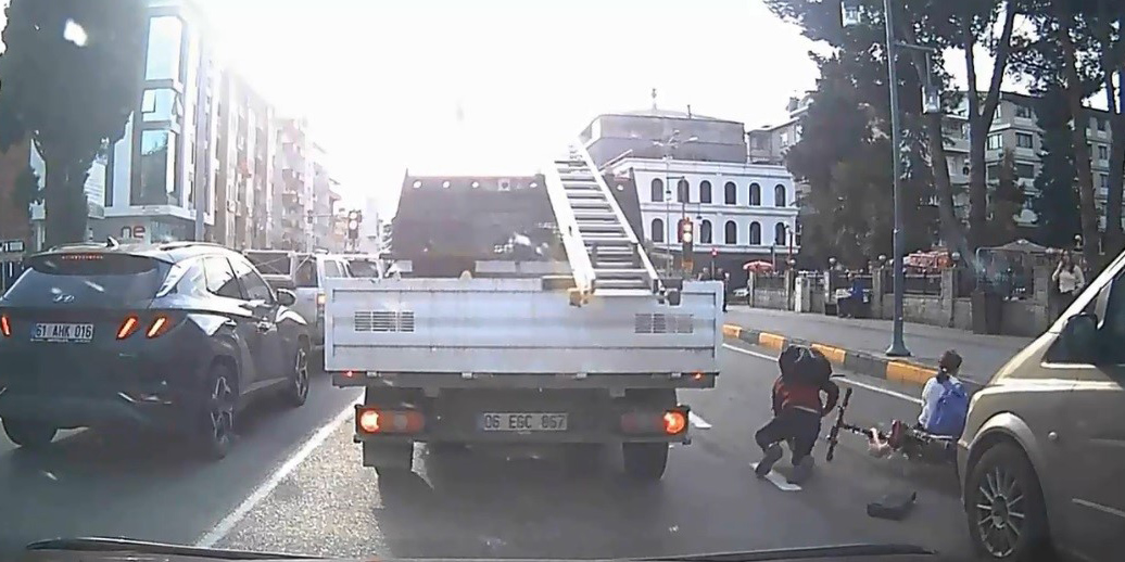 Elektrikli bisikletle araçların arasından geçerken kaza yaptılar