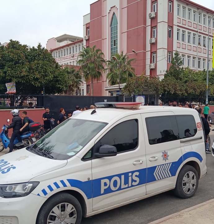 Adana'da okulda dedikodu kavgası: Kız öğrenci arkadaşını ekmek bıçağıyla yaraladı