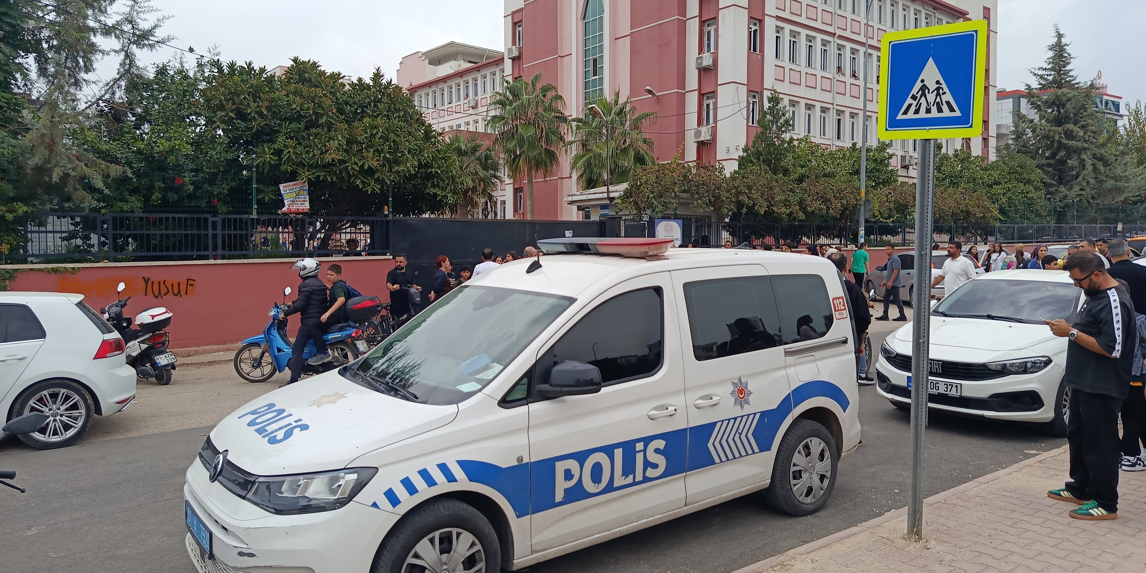 Adana'da okulda dedikodu kavgası: Kız öğrenci arkadaşını ekmek bıçağıyla yaraladı