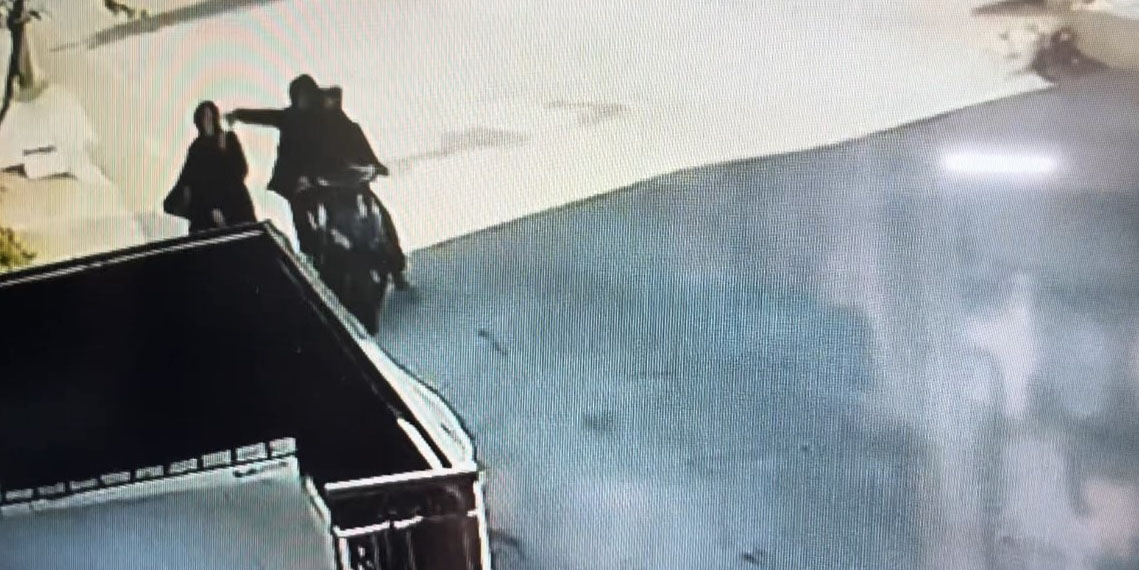Telefonla konuşurken kapkaça uğradı : O anlar kamerada