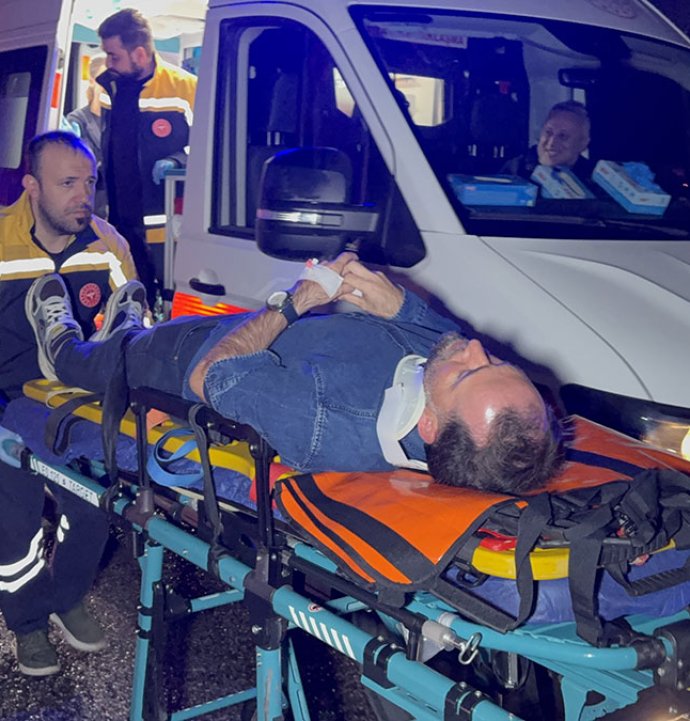 Samsun’da otomobil orta refüje çıktı: 2 yaralı