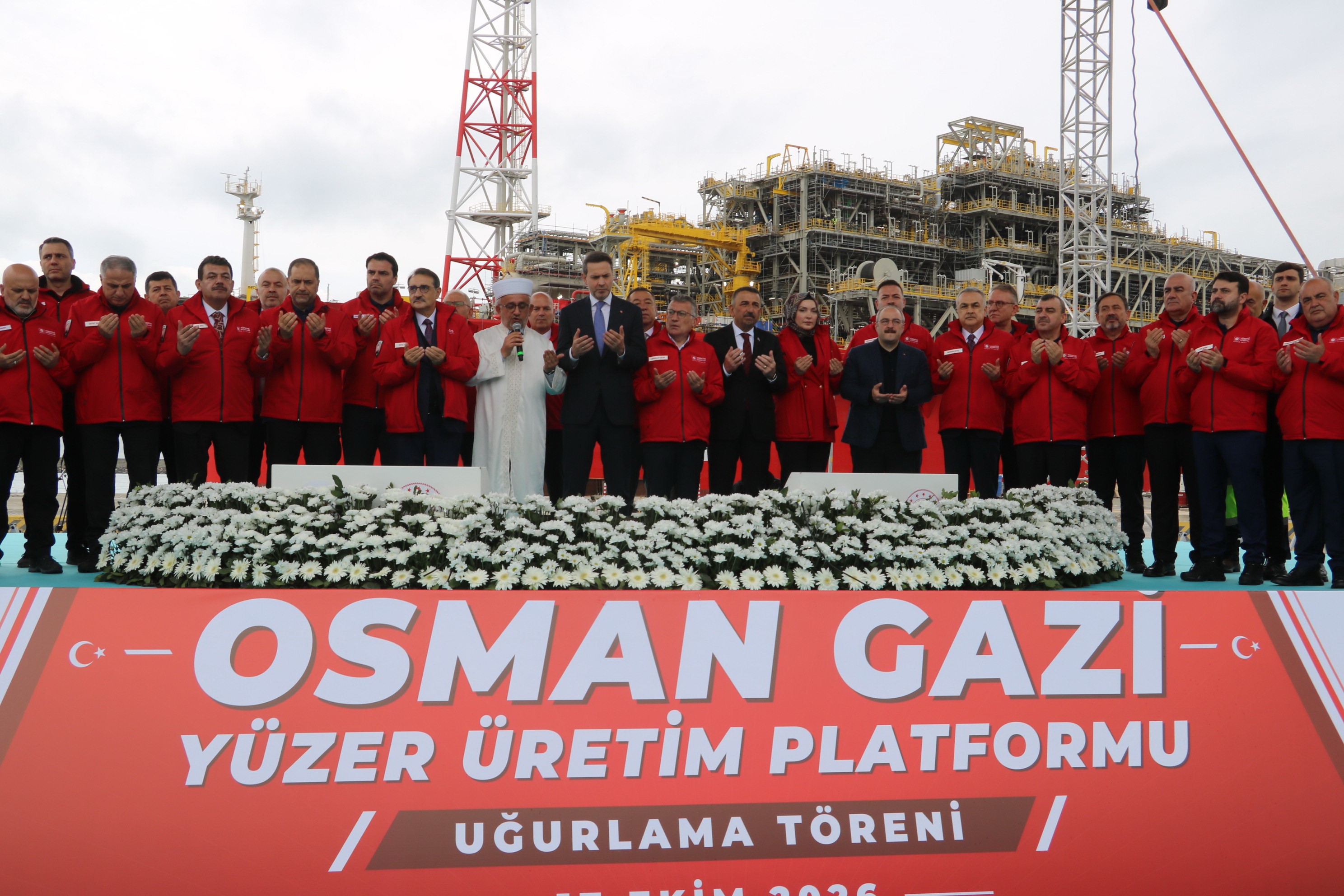 Türkiye'nin ilk yüzer doğalgaz işleme tesisi Osman Gazi, görev yapacağı Karadeniz'e uğurlandı