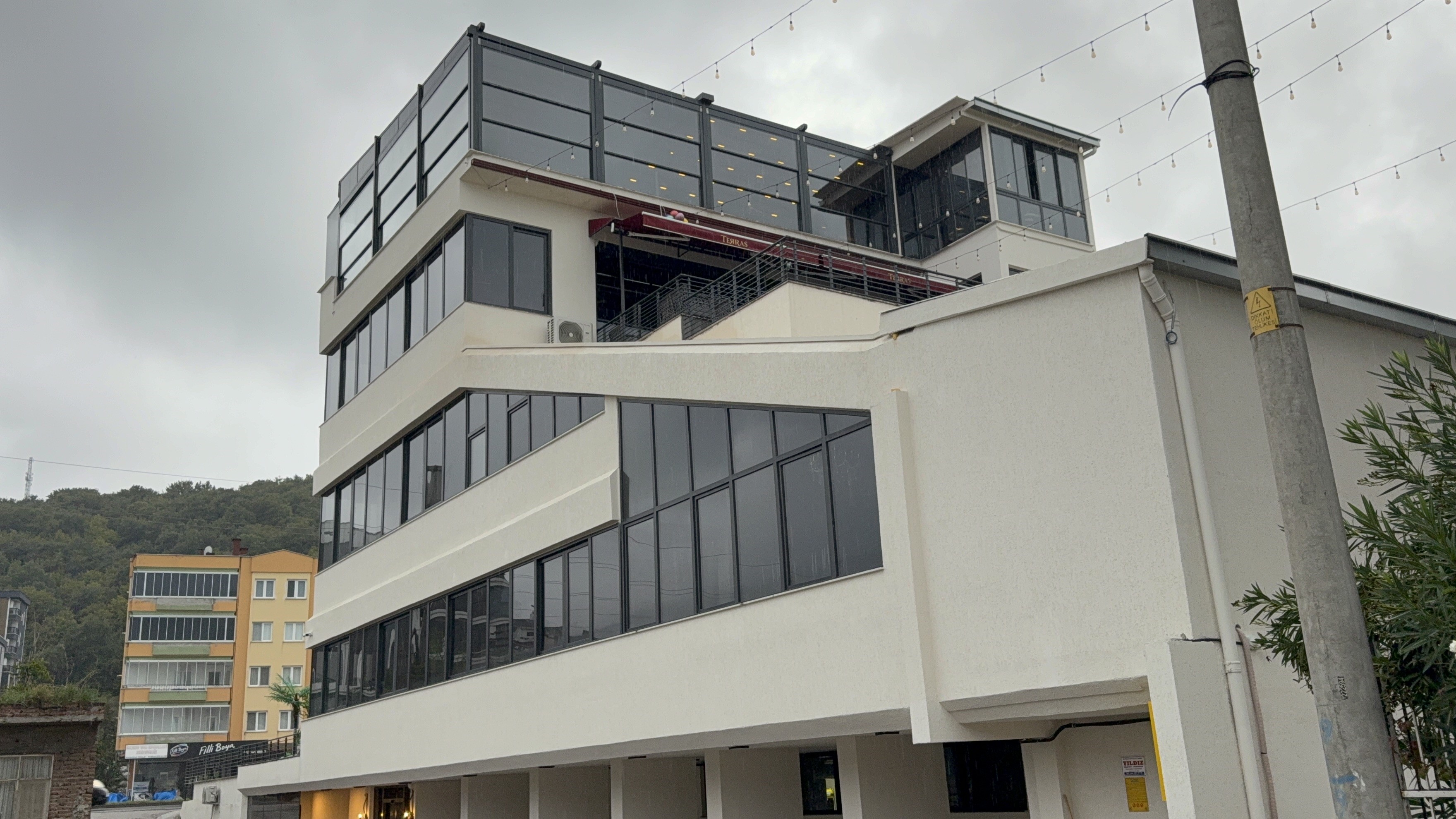 Restoranın yemek asansörü 4. kattan zemine düştü: Garson hayatını kaybetti