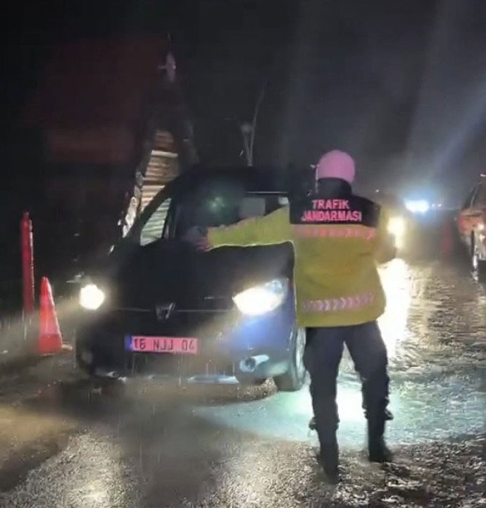 Uludağ'da kar kalınlığı 20 santimetreye ulaştı: Jandarma denetime geçti