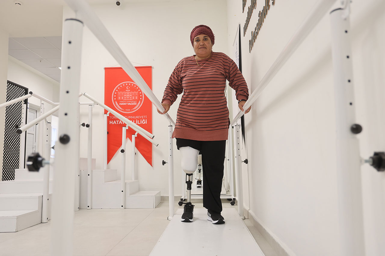 15 yıl sonra takılan proteziyle yeni hayatına ilk adımlarını attı