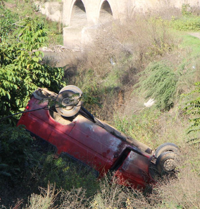 Amasya’da minibüs dereye uçtu: 9 yaralı