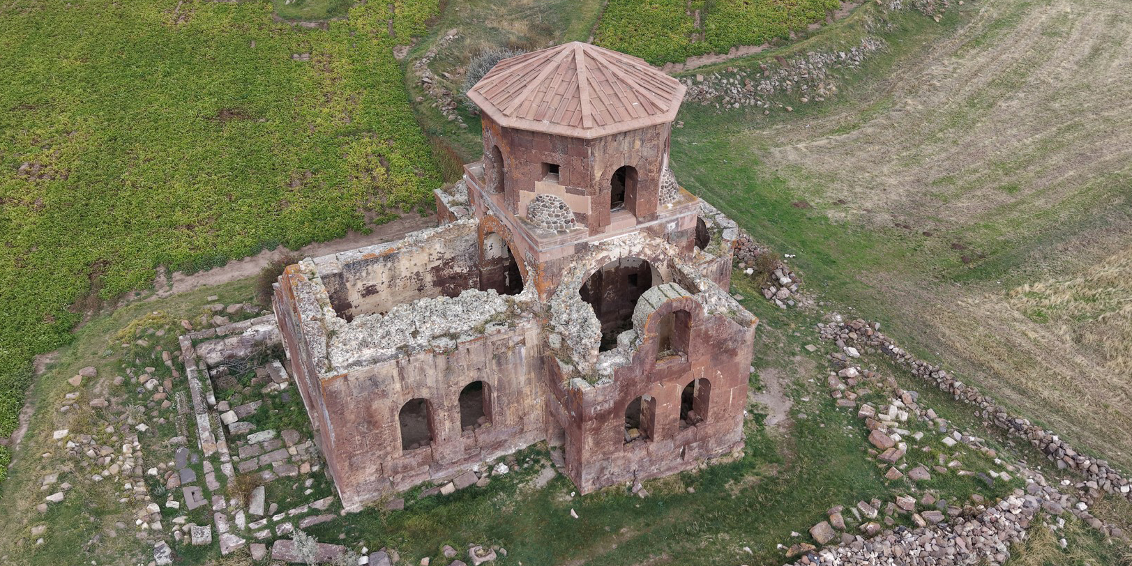 Taşları kızıl, adı kızıl olan kilise bin 500 yıldır ayakta