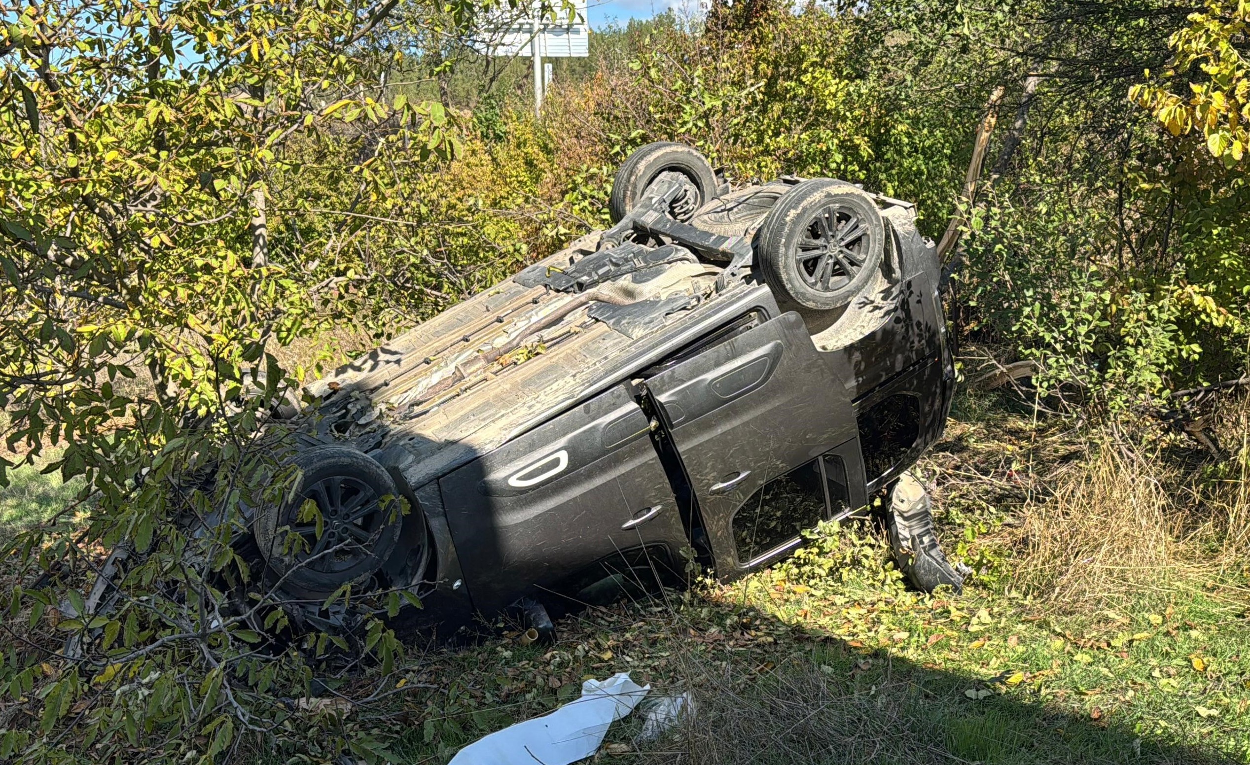 Kamyonet 38 metre aşağı yuvarlandı: 1 ölü, 1 yaralı