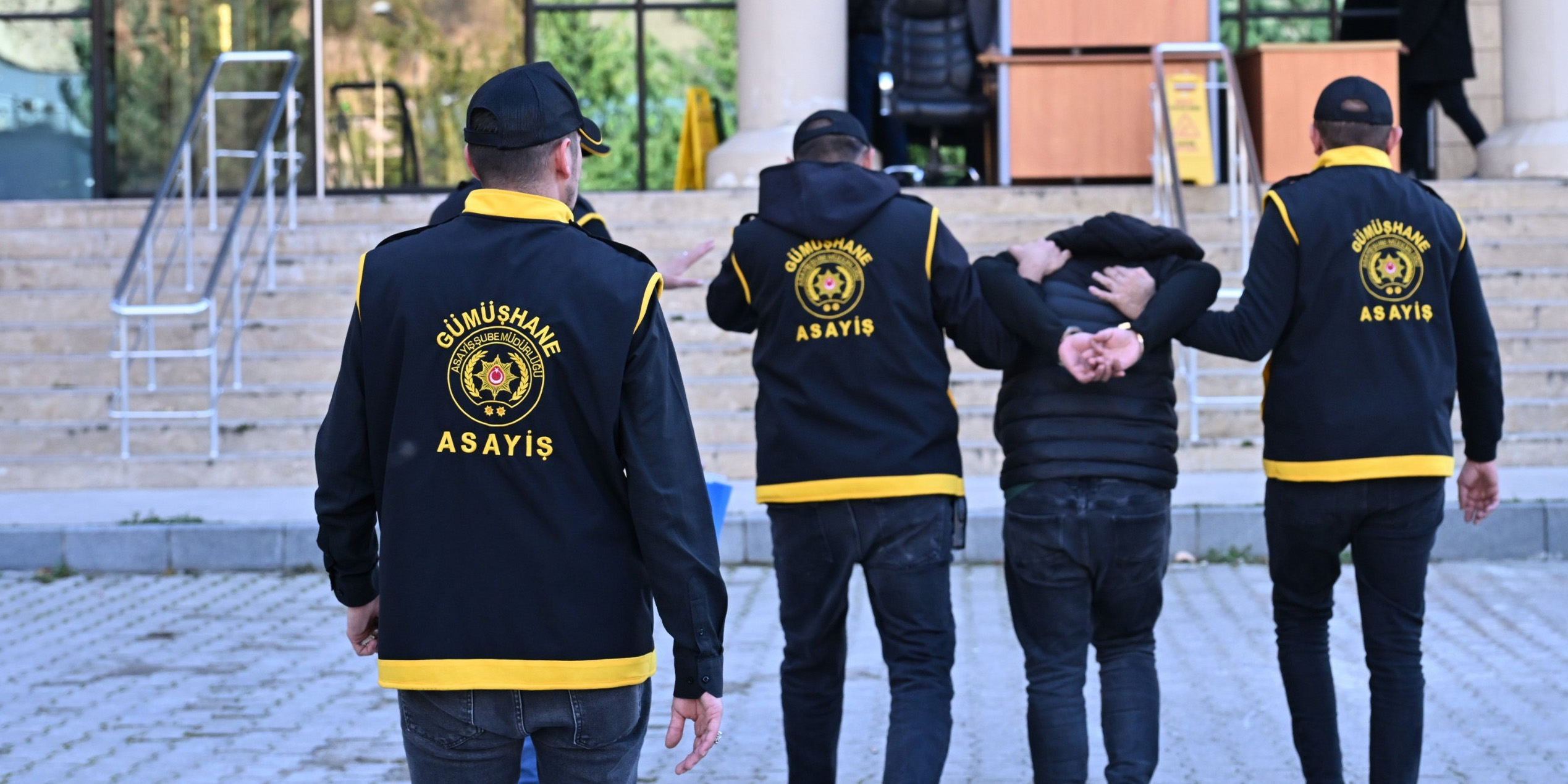 Gümüşhane'de iki evden altın ve para çalındı, şüpheli yakalandı
