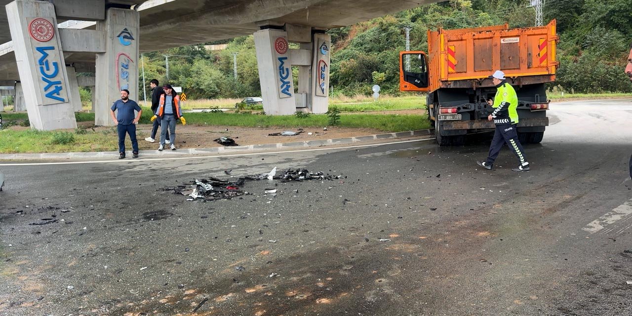 Rize’de Karayolları'na ait kamyonla çarpışan araçtaki baba ve kızı yaralandı