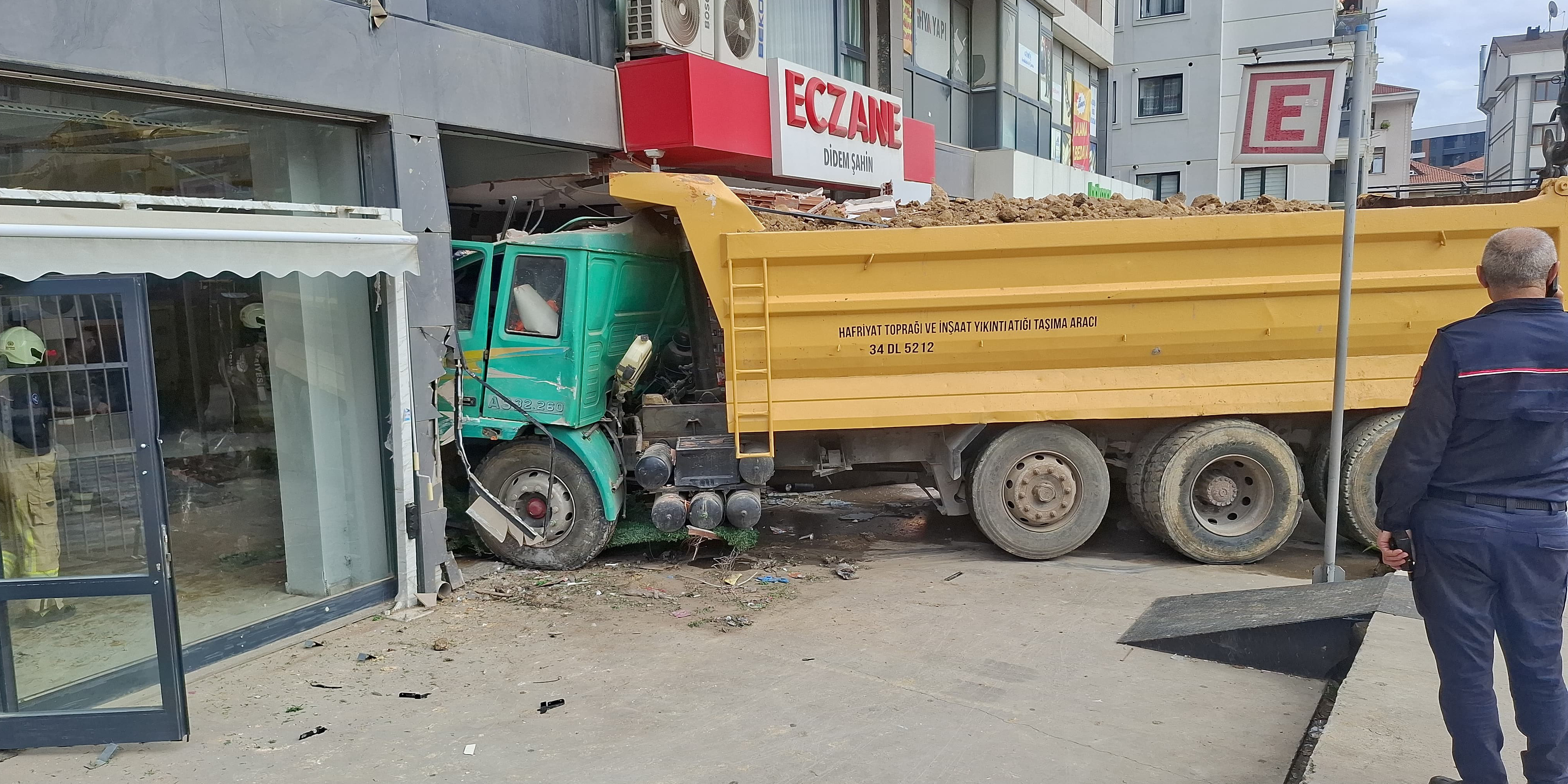 Pendik'te hafriyat kamyonu eczaneye girdi: 6 yaralı