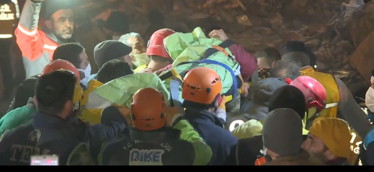 Rize Kurtarma Ekibi, 159 saat sonra 55 yaşındaki bir kadını sağ olarak kurtardı