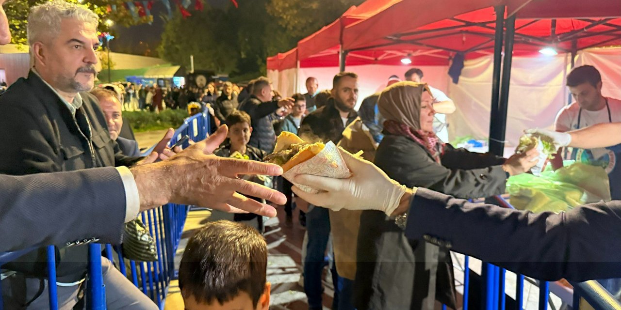 Karadeniz’in coşkusu hamsi lezzeti ve horon ile Pendik’e taşındı: 2.4 ton hamsi dağıtıldı