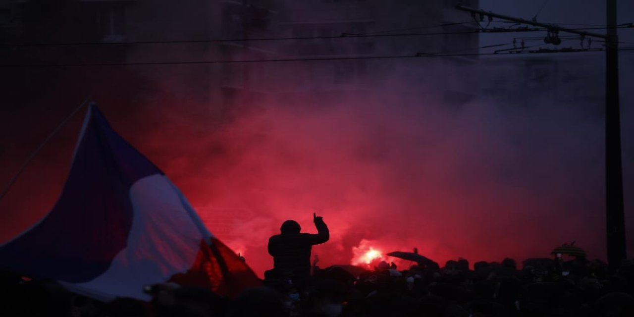 Fransa'da sokaklar bir kez daha karıştı: Bin kişi gözaltında