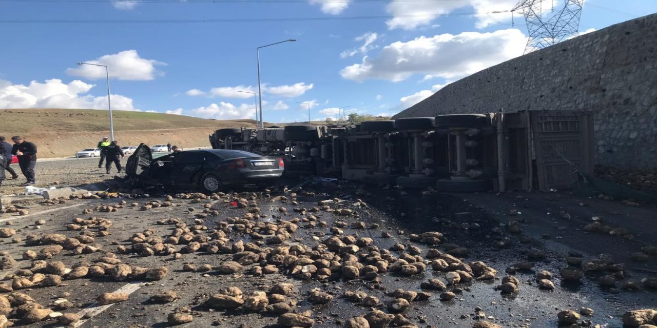Ağrı'da tır ve otomobilin çarpıştı feci kazada 4 kişi öldü
