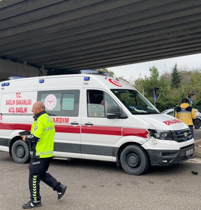 Samsun'da ambulans ile yolcu minibüsü çarpıştı