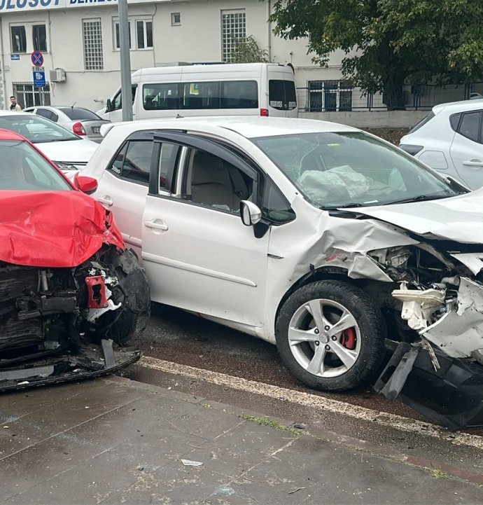 Samsun'da otomobiller kafa kafaya çarpıştı: 1'i ağır 2 yaralı