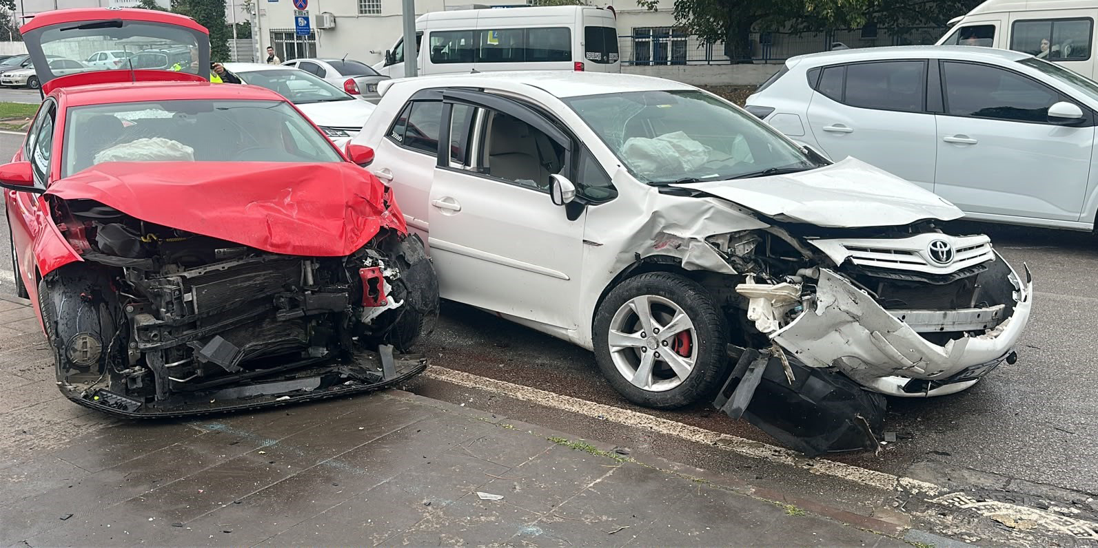Samsun'da otomobiller kafa kafaya çarpıştı: 1'i ağır 2 yaralı