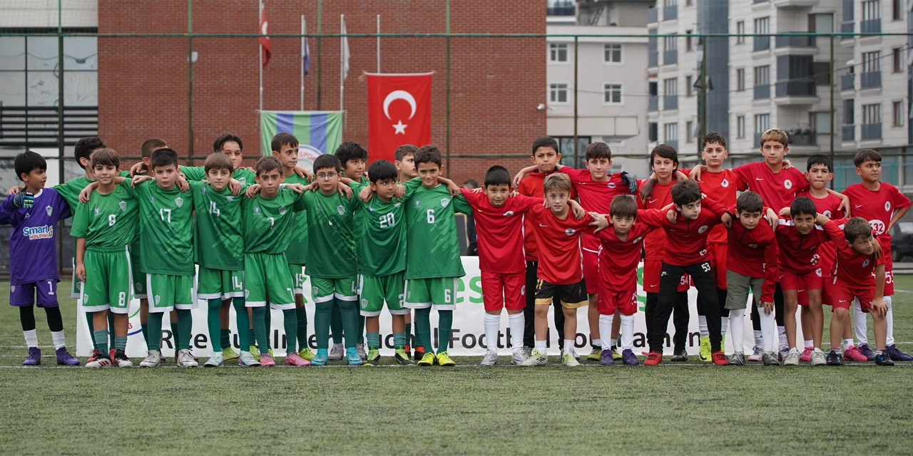 Çaykur Rizespor'dan 29 Ekim'e Özel Futbol Şöleni: 260 Minik Sporcu Sahaya Çıktı