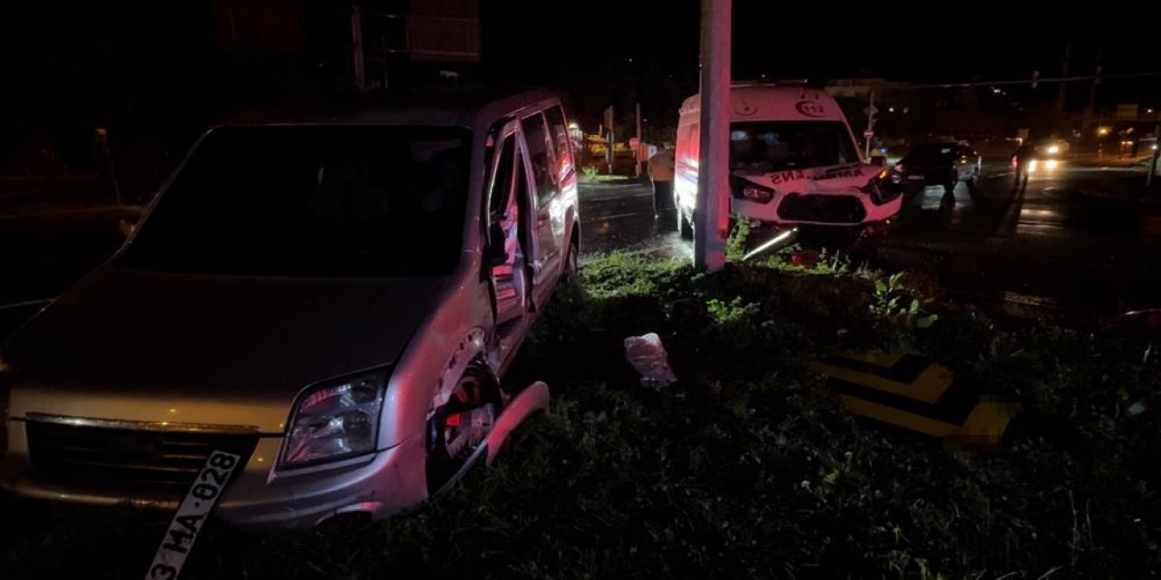 Rize'de ambulans ile hafif ticari araç çarpıştı: 5 hafif yaralı