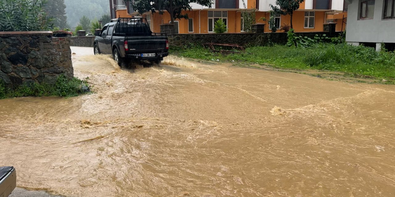 Rize'de şiddetli yağış etkili oluyor