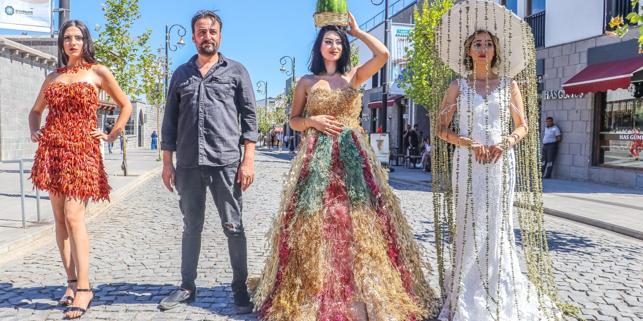 Şanlıurfa Biberi Ve Buğday Başağından Yapılan Gelinliklerle Sokakta Defile