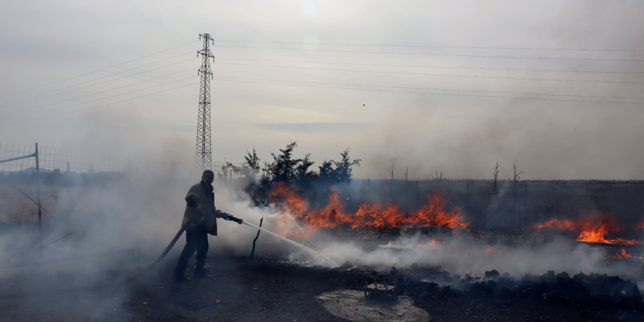 Edirne'de Nalbur Deposunda Çıkan Yangın Tarlalara Da Sıçradı