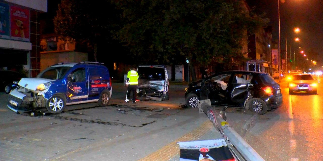 Kontrolden Çıkan Otomobil Aydınlatma Direği İle 2 Araca Çarptı; Aydınlatma Direği Yoldan Geçen Otomobilin Üzerine Devrildi