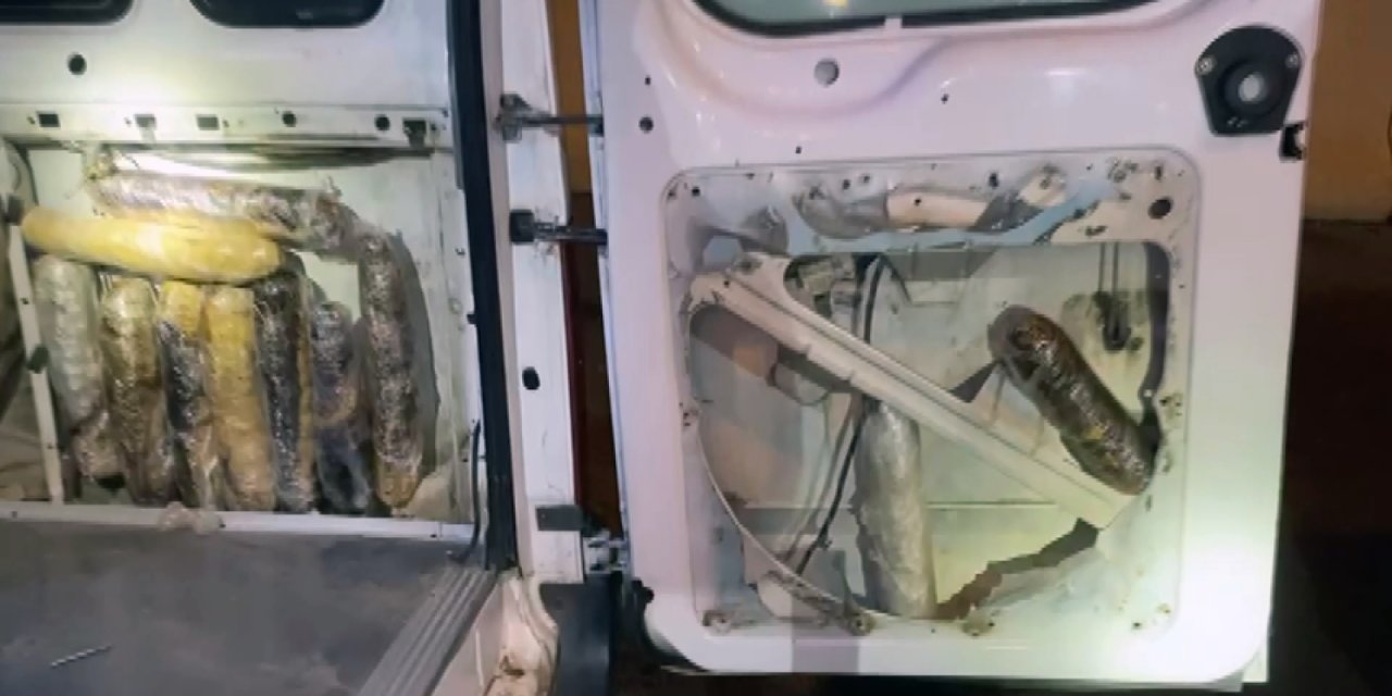 Minibüste Döşemenin İçindeki Uyuşturucuyu 'Oscar' Buldu