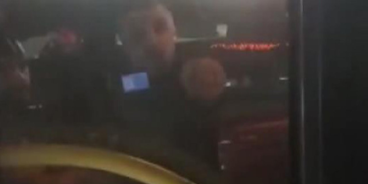 Avcılar'da Yolunu Kestiği İett Otobüsünü Tekmeledi